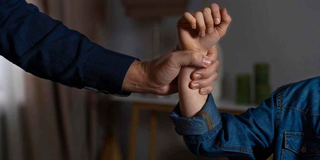 خشونت خانگی و حمایتهای قانونی موجود برای زنان و کودکان